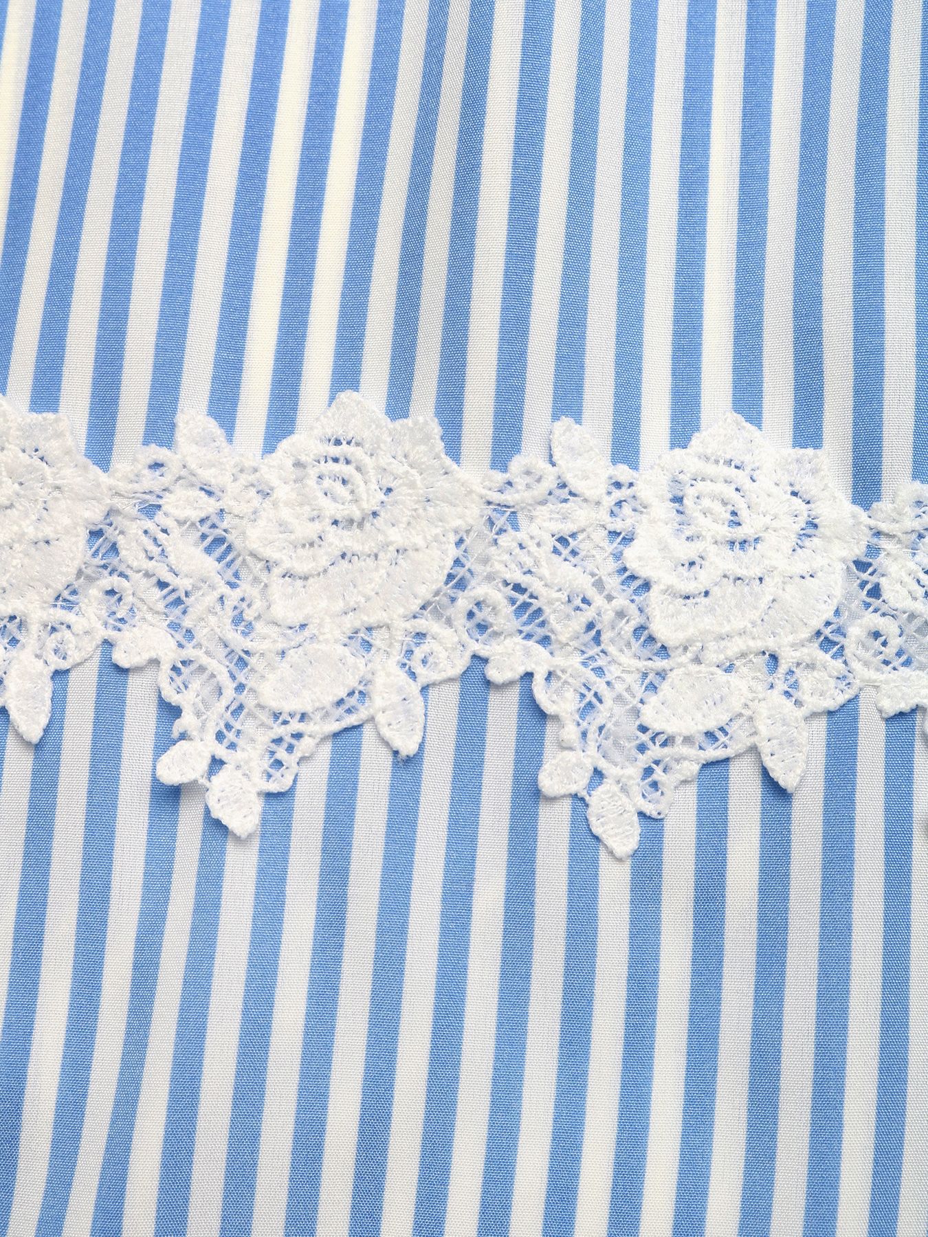 Robe longue rayée froncée avec bordure en dentelle