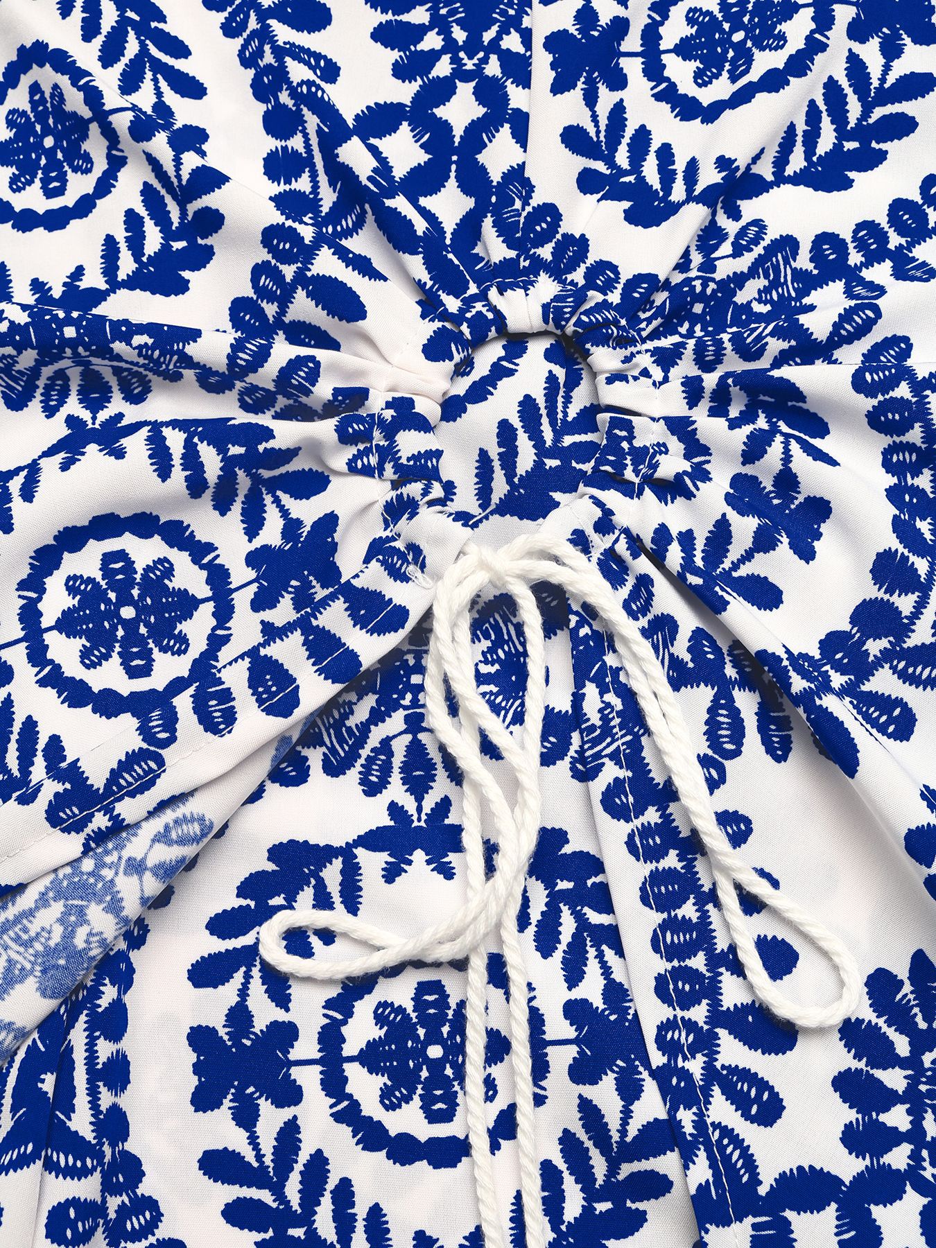 Jupe-short portefeuille à imprimé floral bleu et blanc avec nœud sur le côté