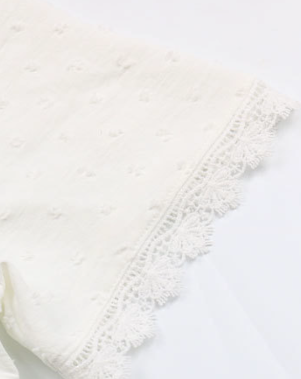 Damesblouse met V-hals, kanten details en stippen, korte mouwen