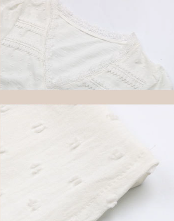 Damesblouse met V-hals, kanten details en stippen, korte mouwen