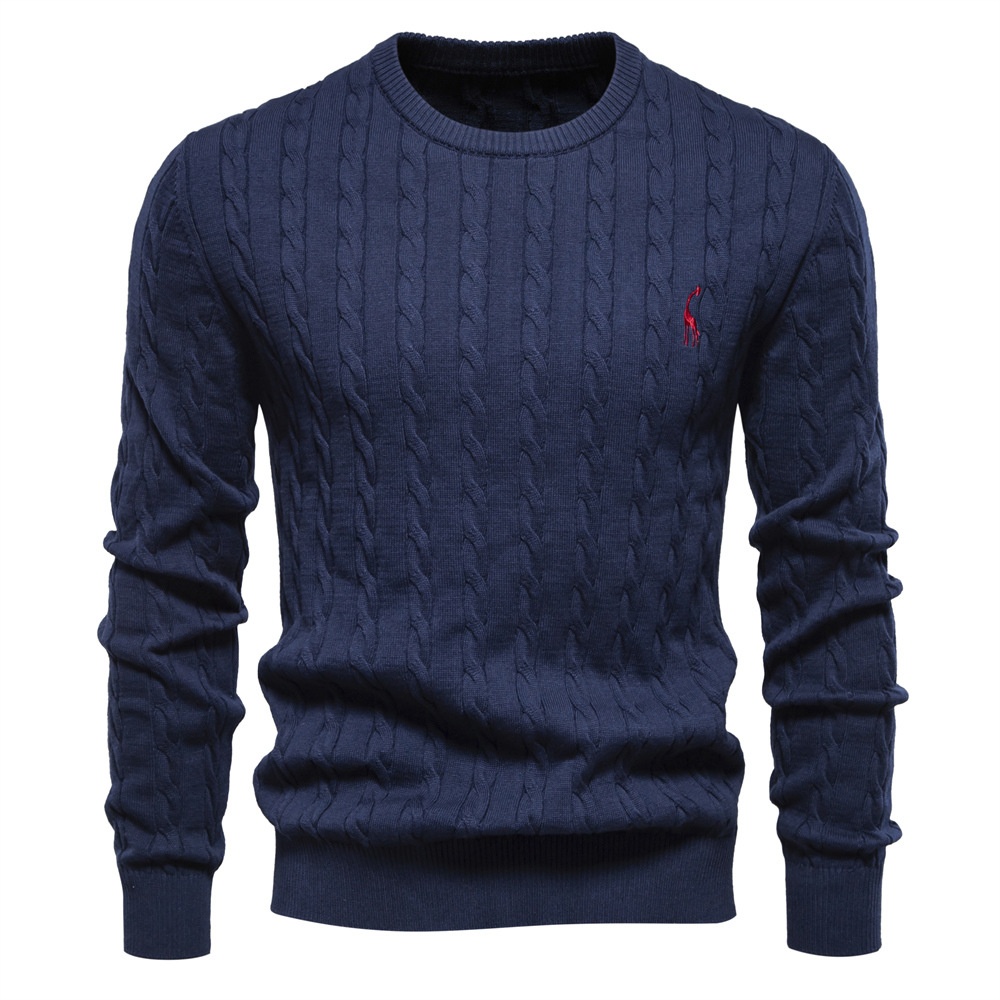 Pull en maille unie pour homme avec broderie cerf, idéal pour les tenues décontractées d'hiver.