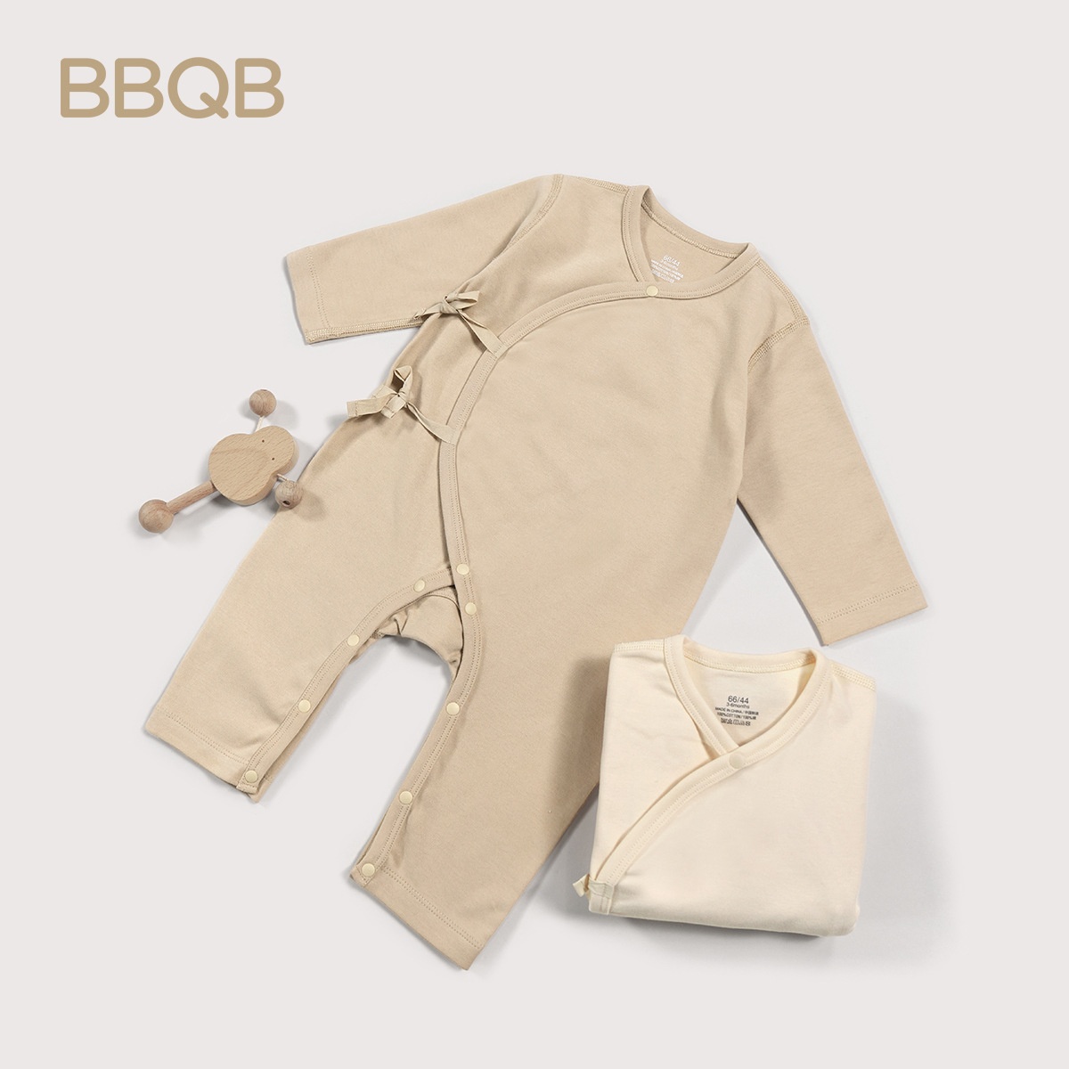 Babero de bebé de algodón orgánico con diseño de pétalos: suave y transpirable.
