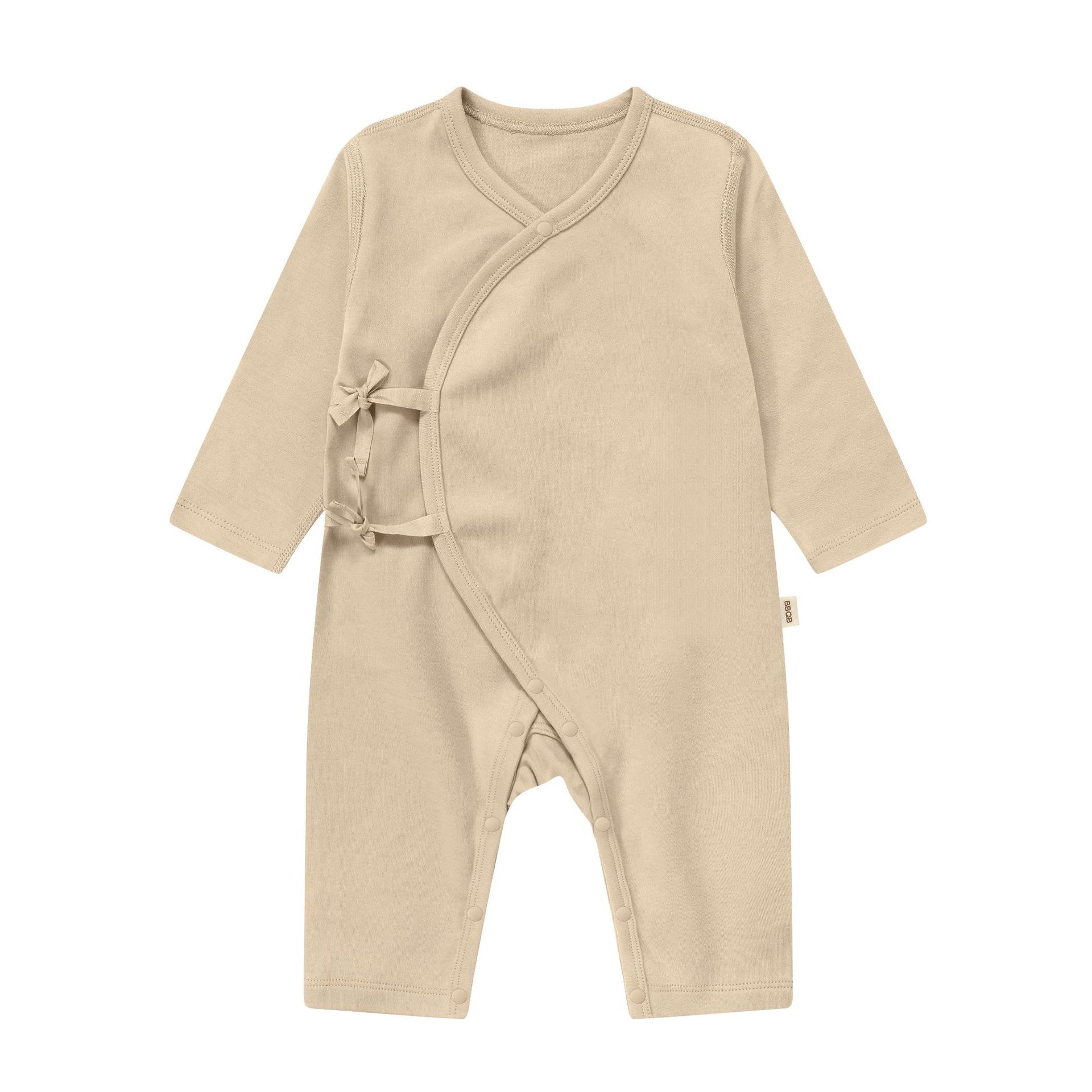 Babero de bebé de algodón orgánico con diseño de pétalos: suave y transpirable.