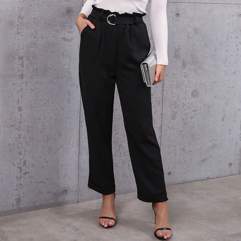 Pantaloni neri a vita alta con cintura a sacchetto e gamba affusolata