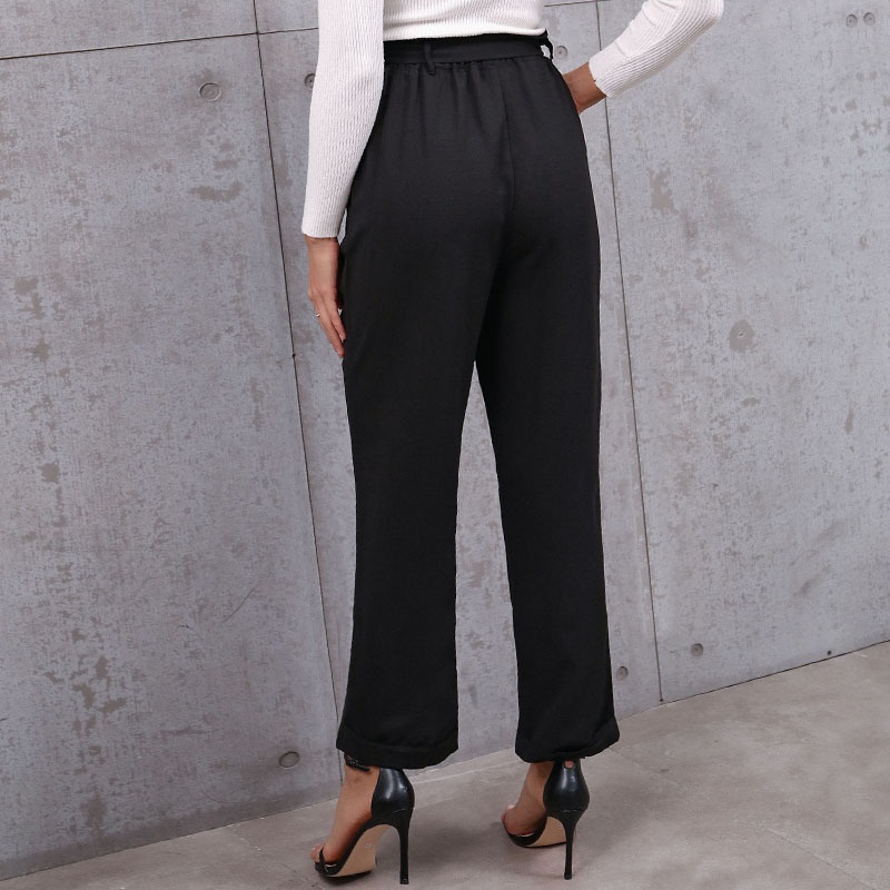 Pantaloni neri a vita alta con cintura a sacchetto e gamba affusolata