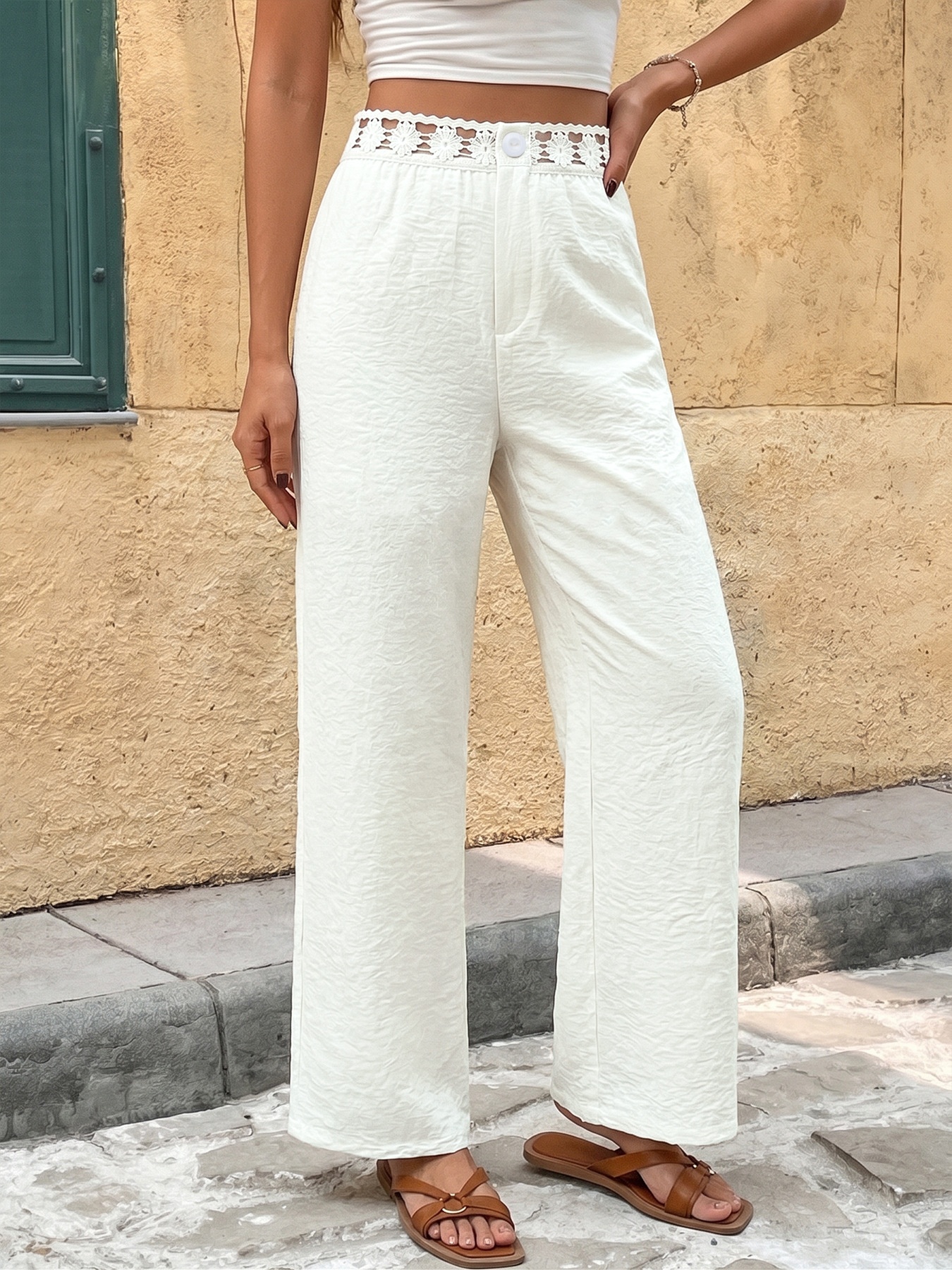 Pantaloni a gamba larga a vita alta con bordo all'uncinetto.