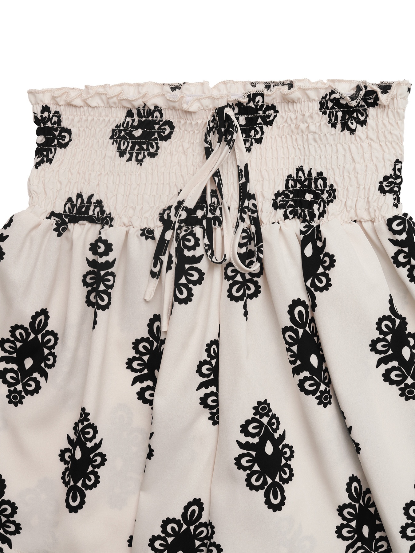 Short chic à taille smockée et cordon de serrage à motifs