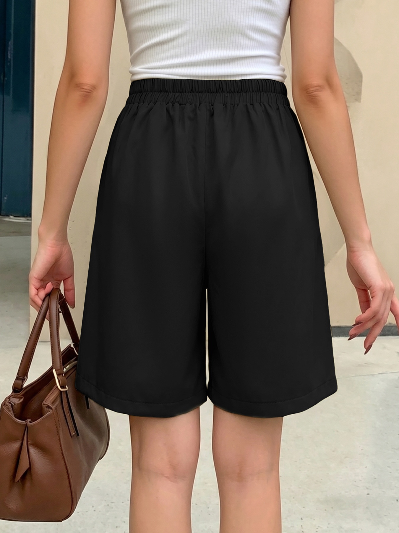 Pantaloncini da donna a vita alta, plissettati e gamba larga con laccetti