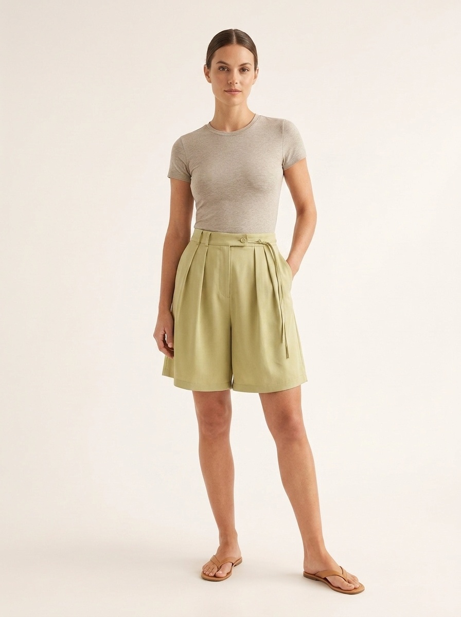 Pantaloncini da donna a vita alta, plissettati e gamba larga con laccetti