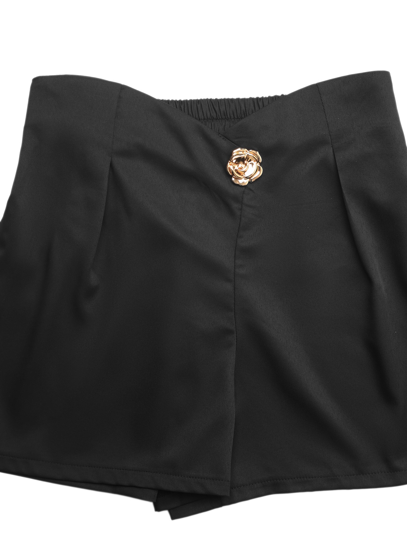 Eleganti shorts neri a vita alta con pieghe e bottone a rosa.