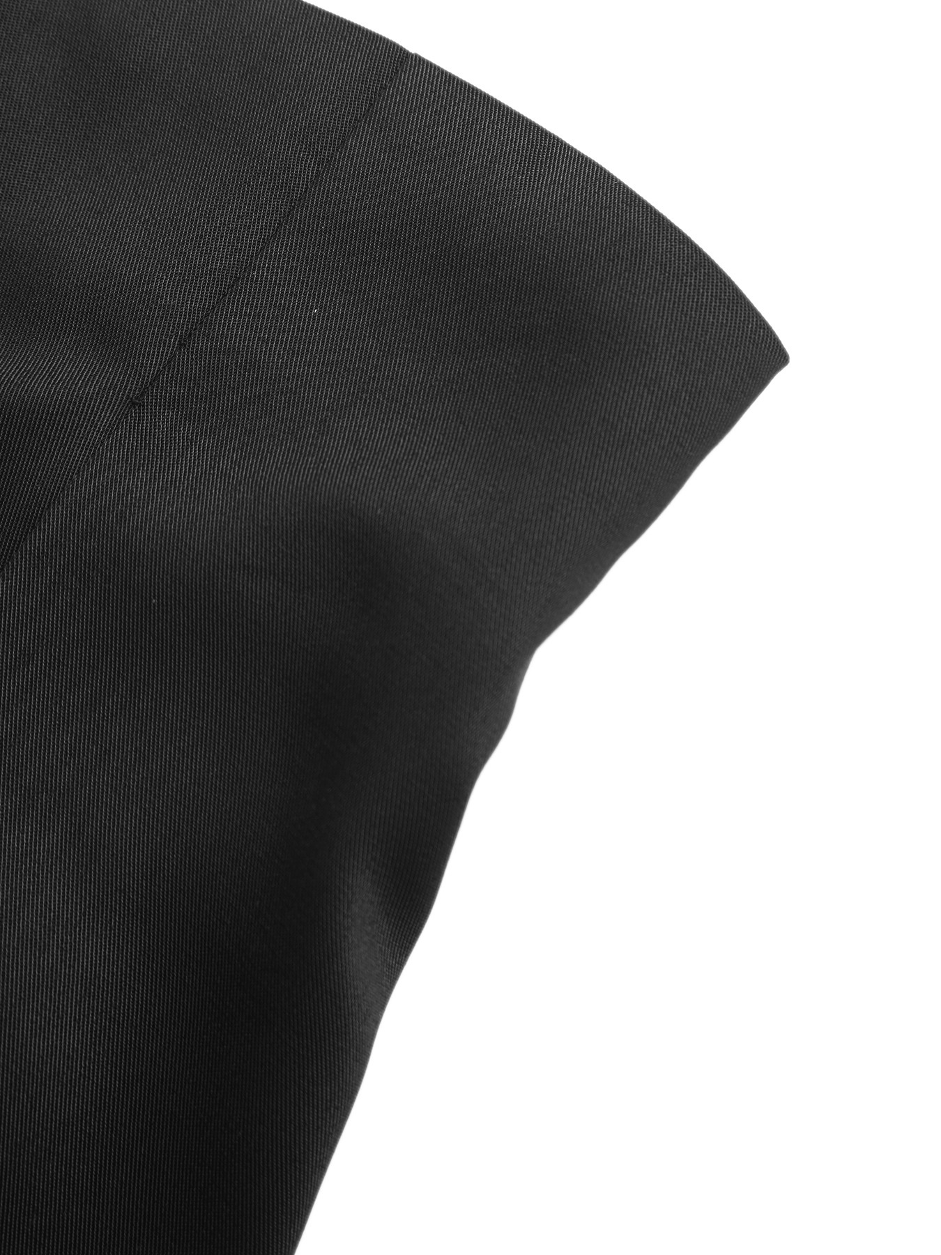 Eleganti shorts neri a vita alta con pieghe e bottone a rosa.