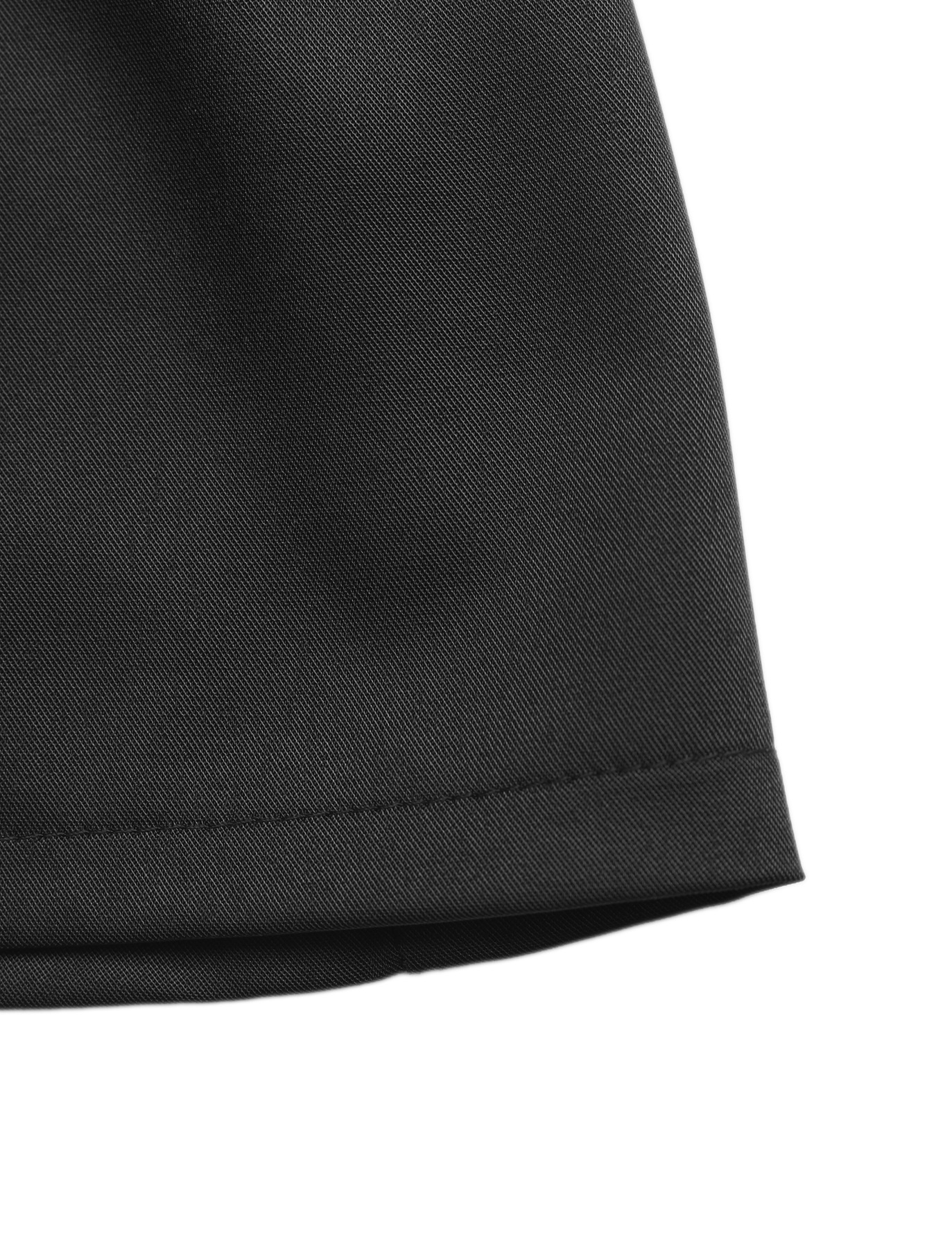 Eleganti shorts neri a vita alta con pieghe e bottone a rosa.