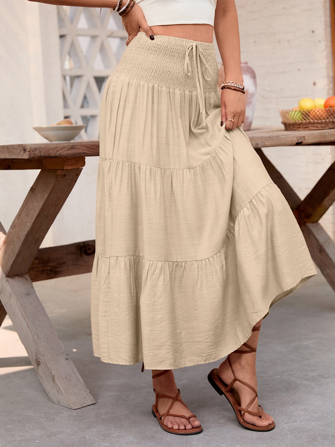 Jupe longue bohème beige à volants et taille smockée