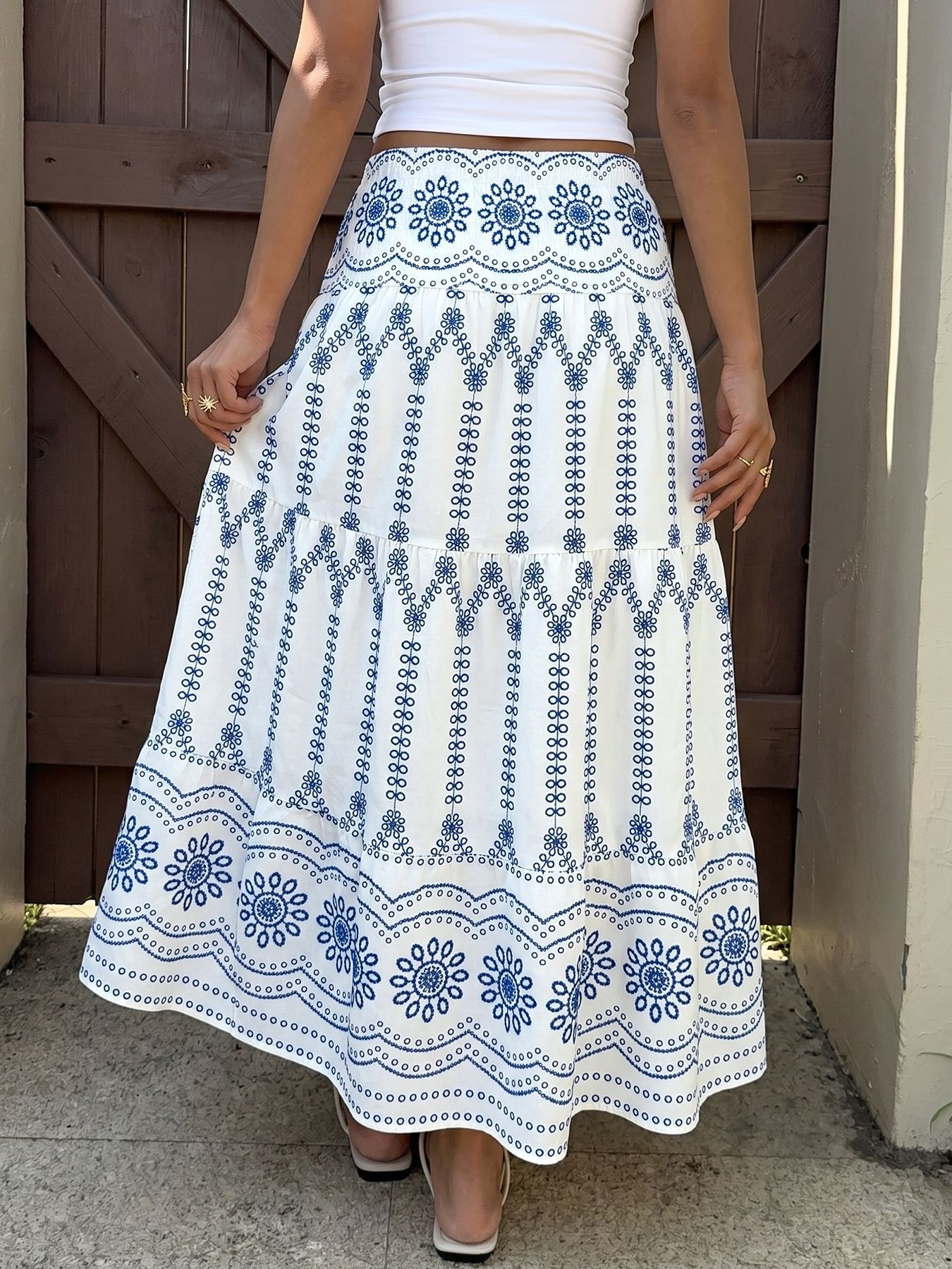 Jupe longue bohème brodée à taille smockée - Blanche et bleue