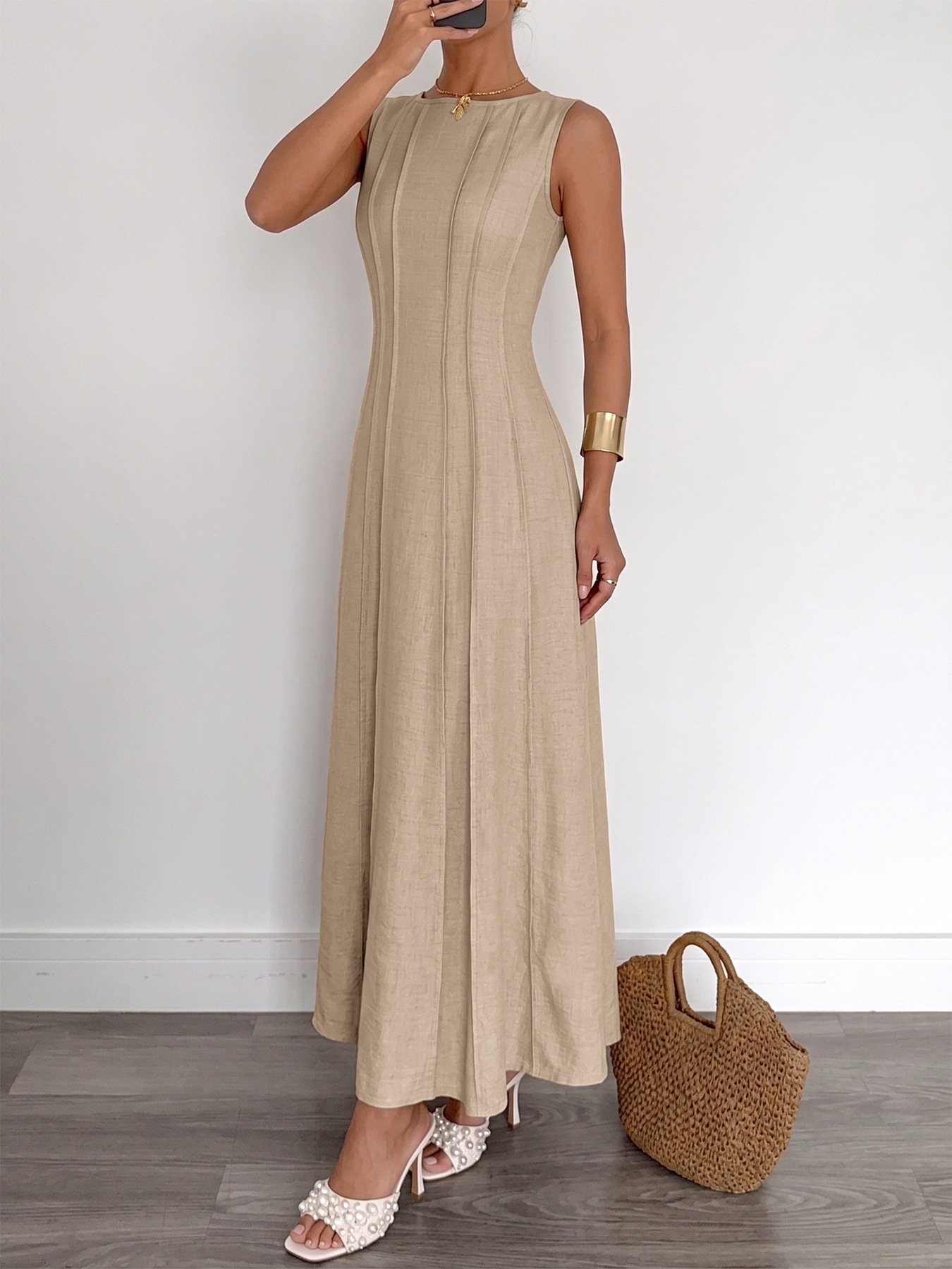 Robe longue plissée beige sans manches