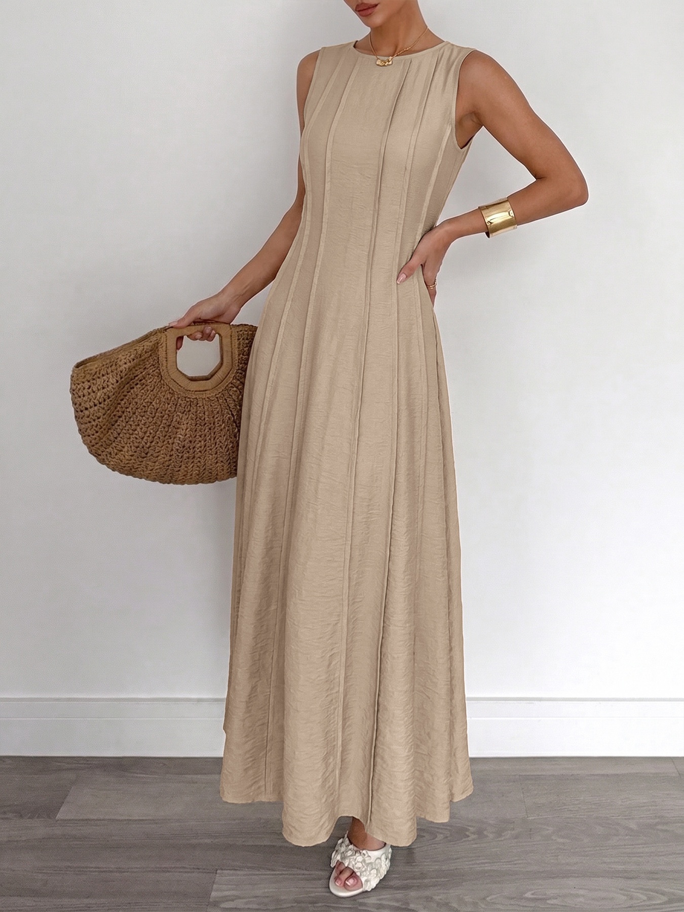 Robe longue plissée beige sans manches