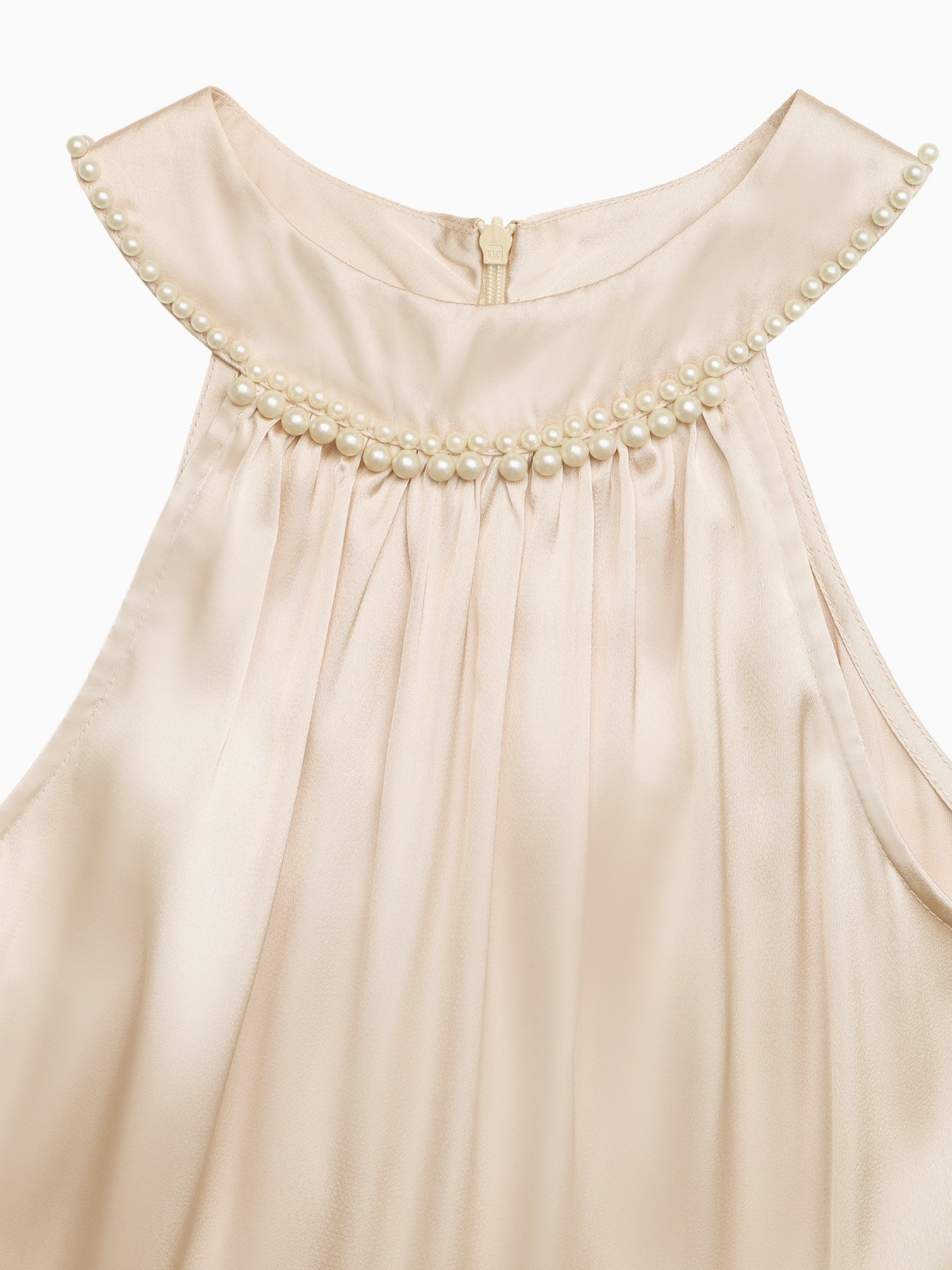 Vestido largo de satén color champán con escote halter y perlas en el cuello.