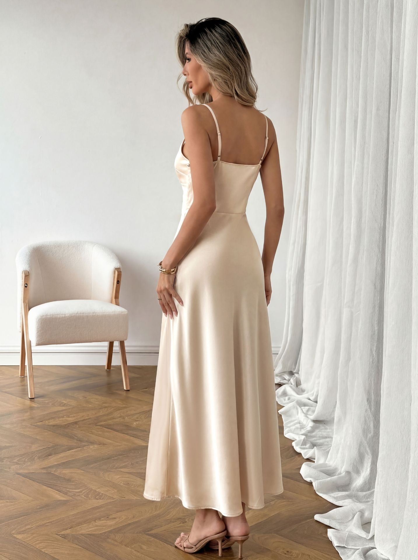 Robe nuisette midi élégante en satin champagne à col en V