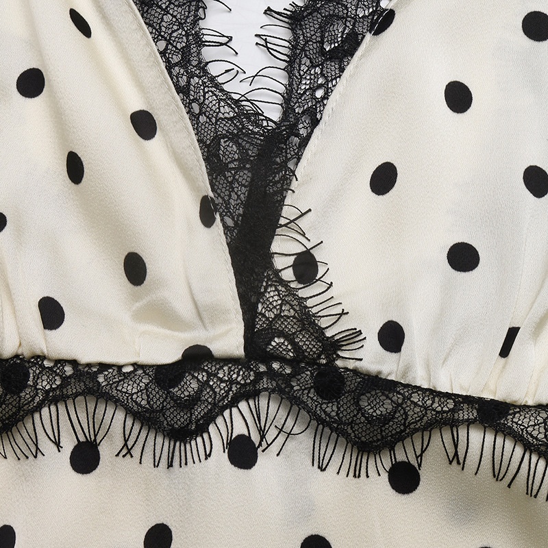 Robe longue élégante à pois et col en V, ornée de dentelle.