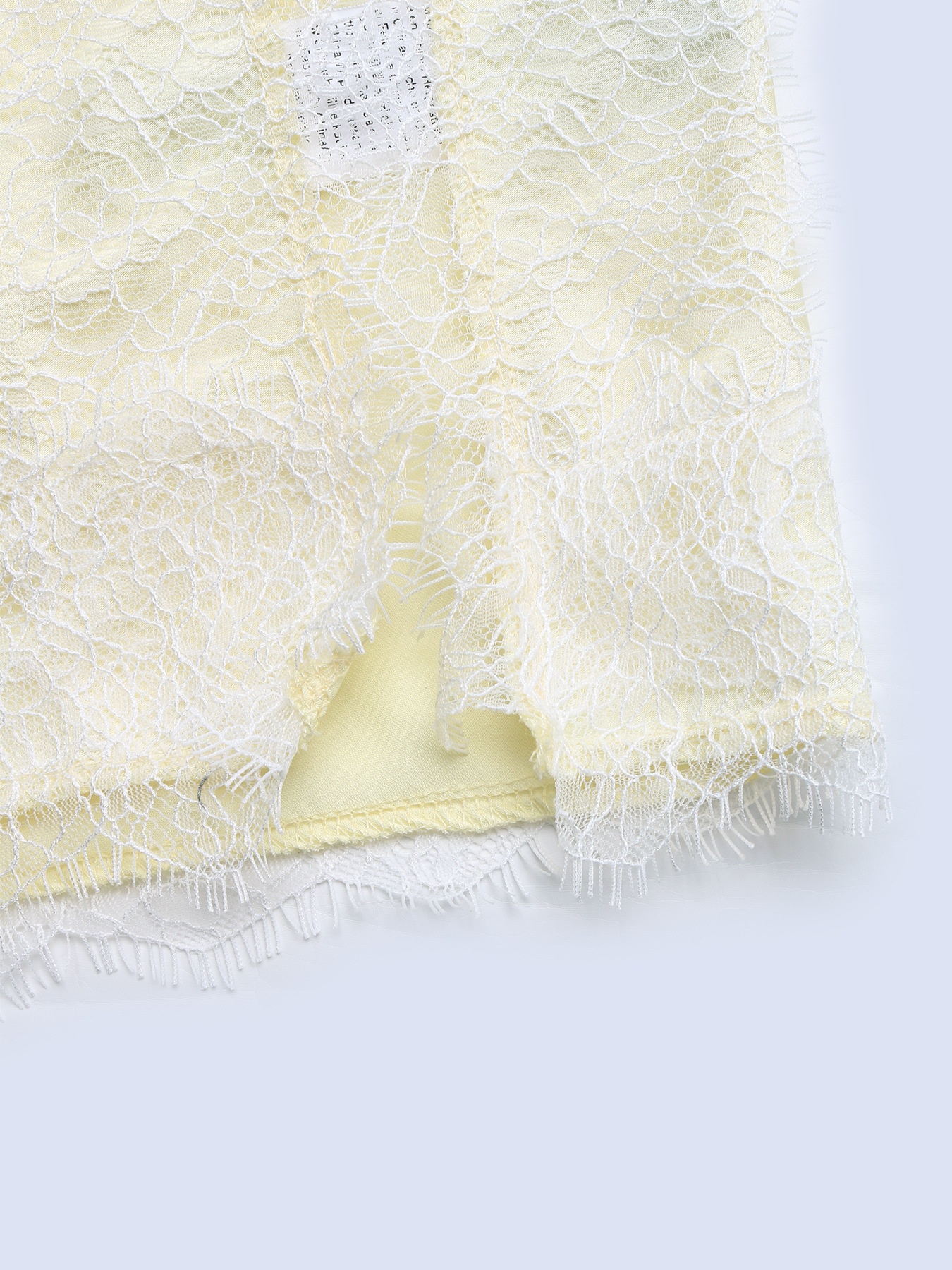 Elegante abito sottoveste in raso giallo con bordo in pizzo e spacco