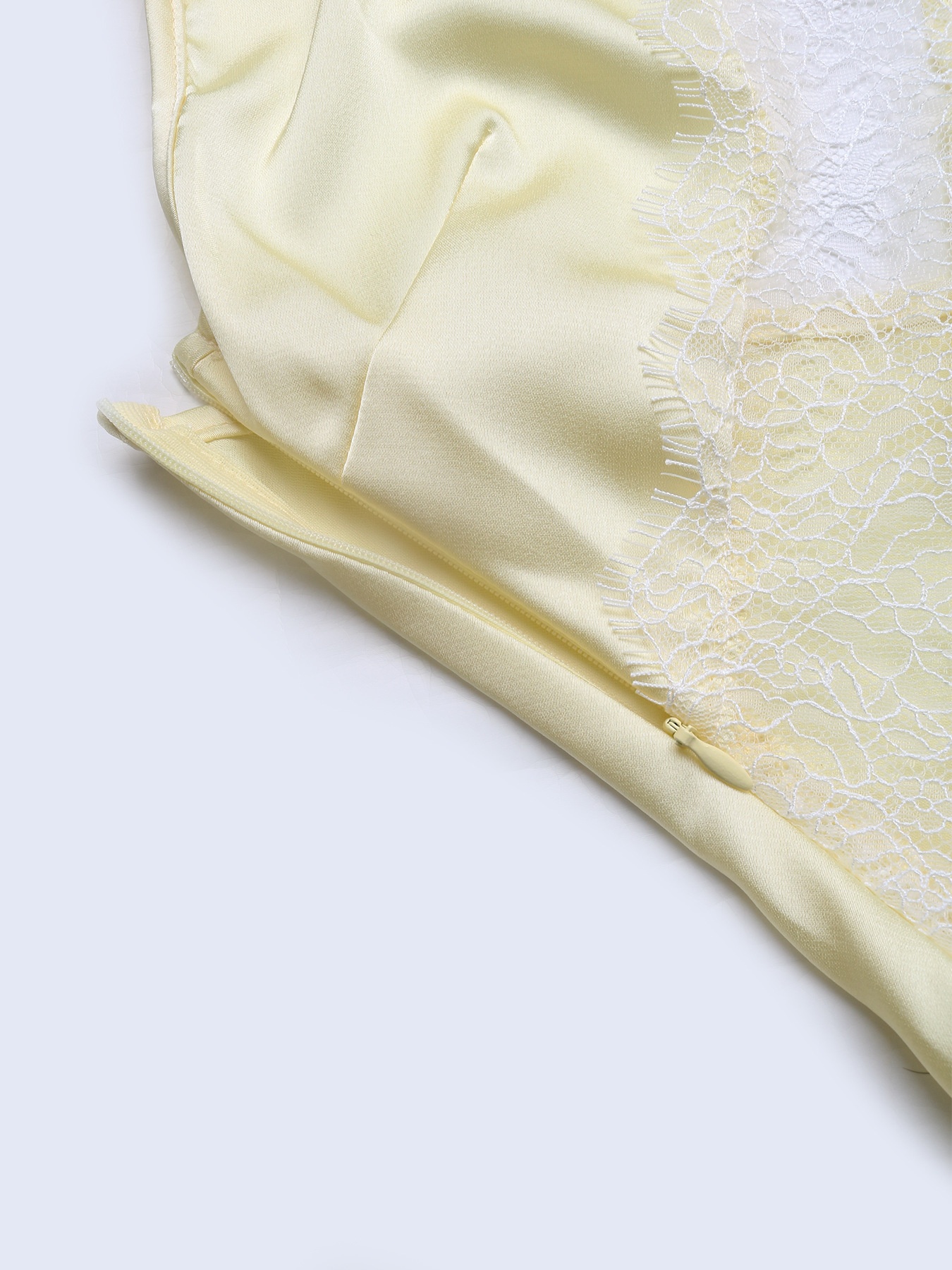 Elegante abito sottoveste in raso giallo con bordo in pizzo e spacco