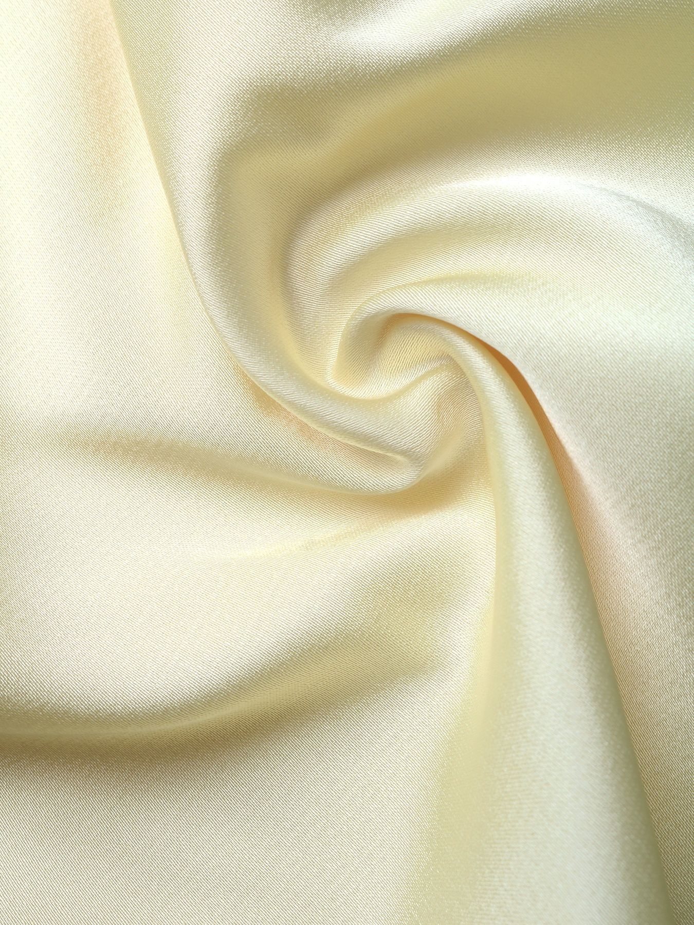 Elegante abito sottoveste in raso giallo con bordo in pizzo e spacco