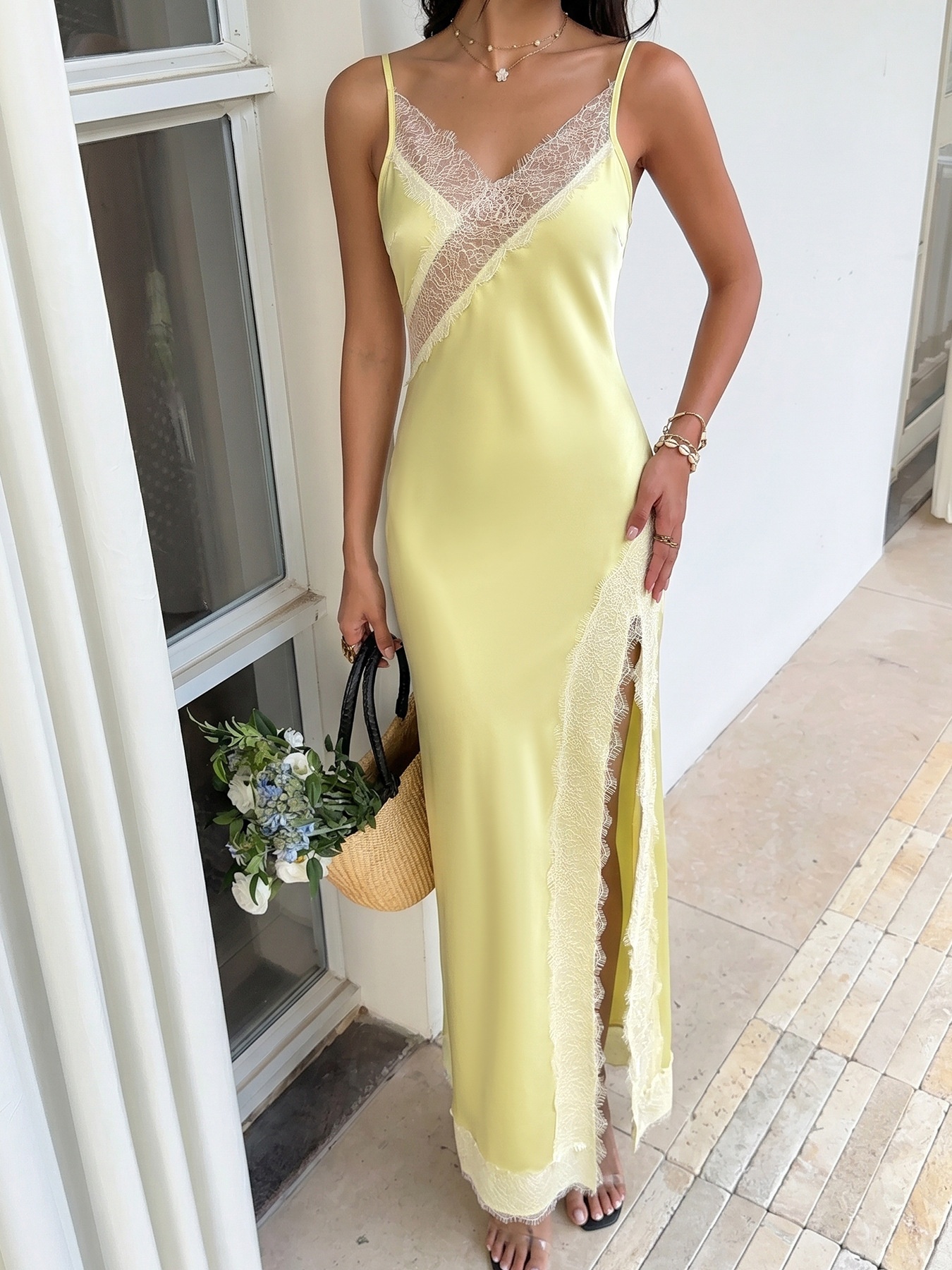 Elegante abito sottoveste in raso giallo con bordo in pizzo e spacco