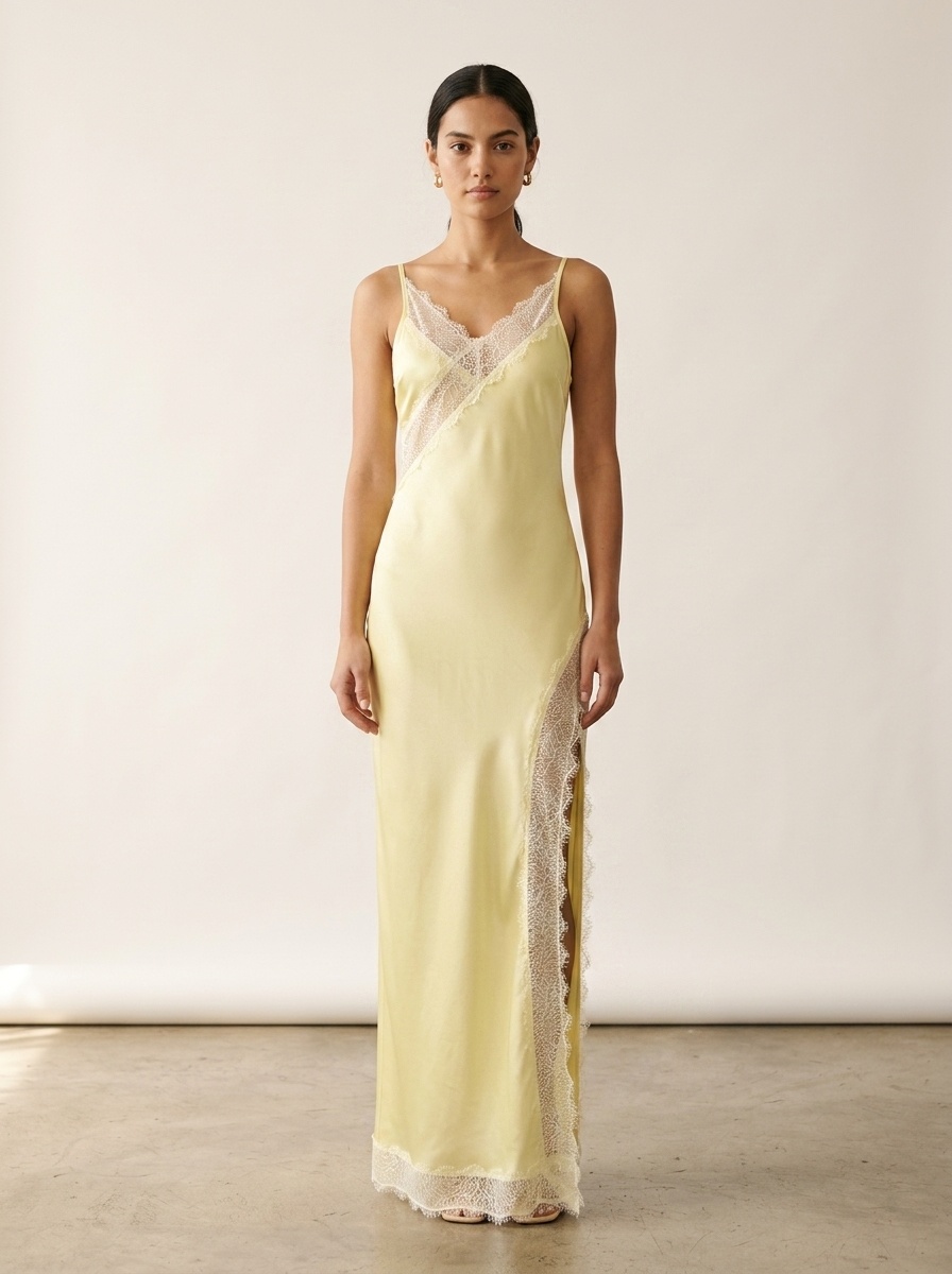 Elegante abito sottoveste in raso giallo con bordo in pizzo e spacco