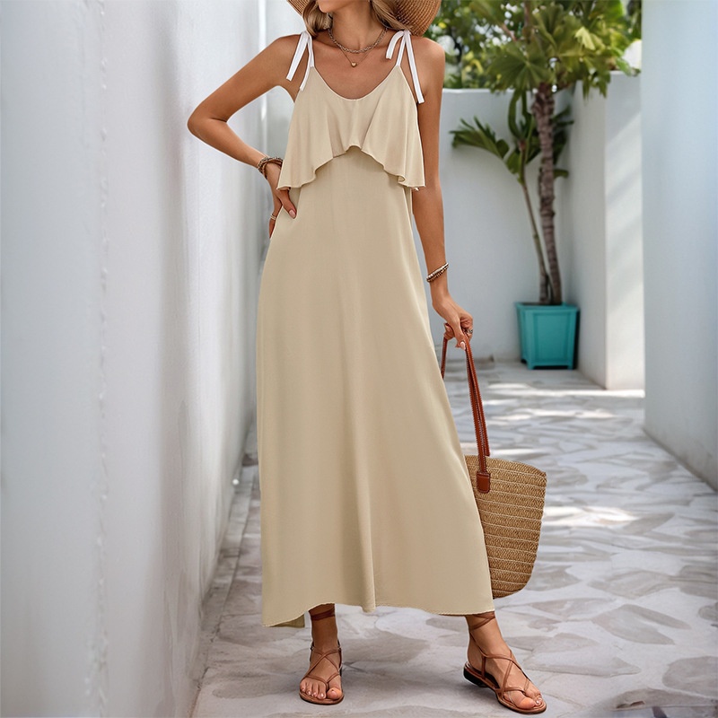 Abito lungo svolazzante beige da donna con volant e laccetti sulle spalle.