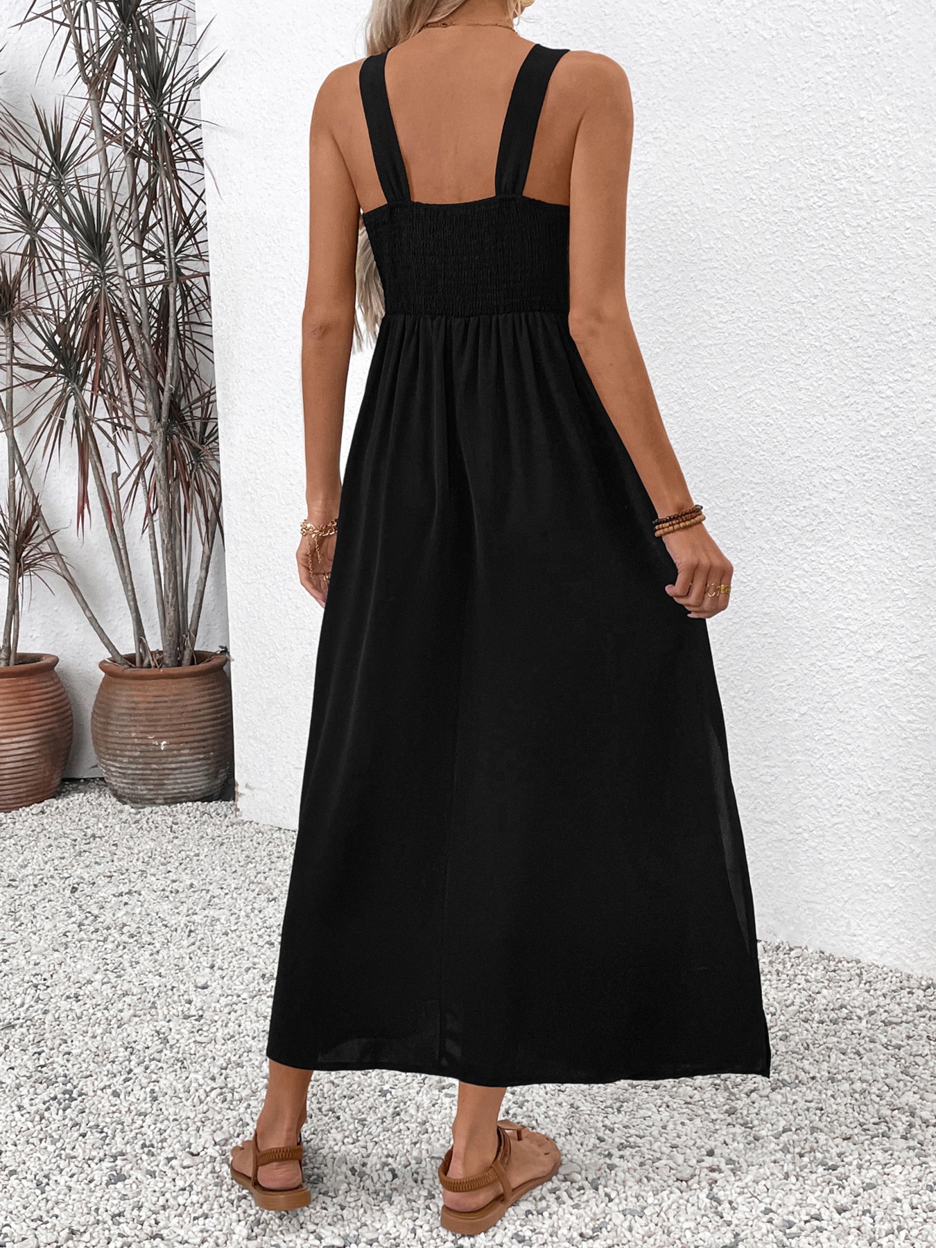 Robe longue noire bohème brodée avec fente
