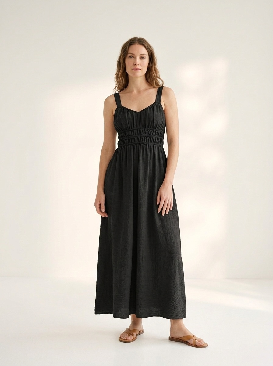 Abito estivo midi da donna a trapezio con pieghe e laccetti sul retro.