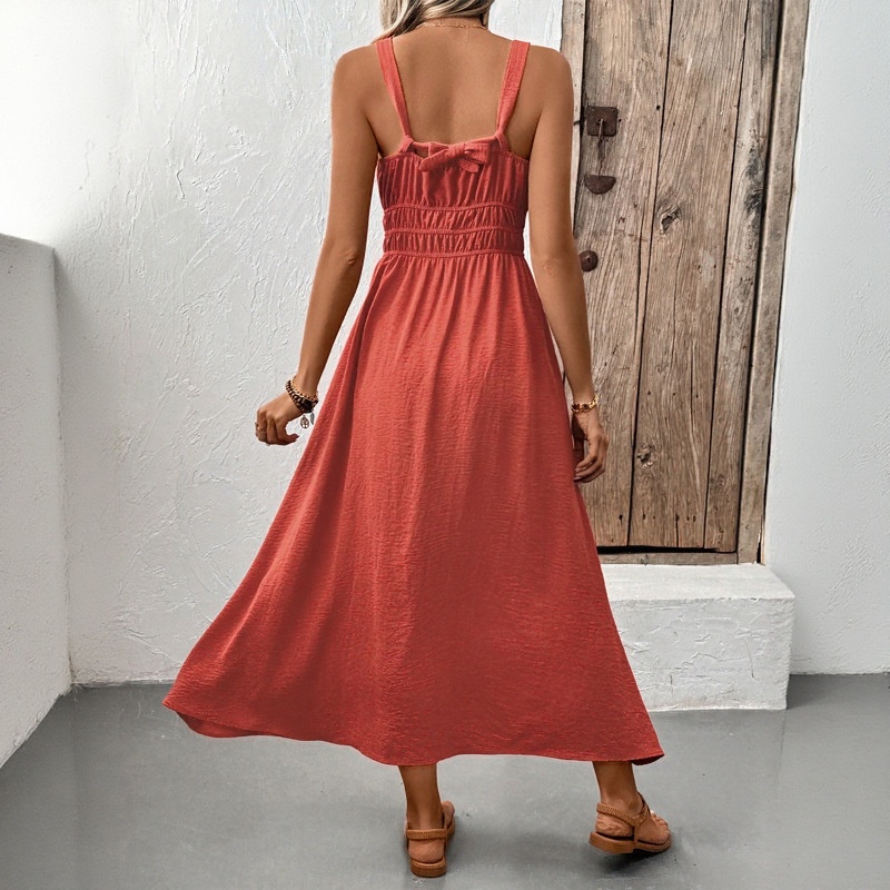 Abito estivo midi da donna a trapezio con pieghe e laccetti sul retro.