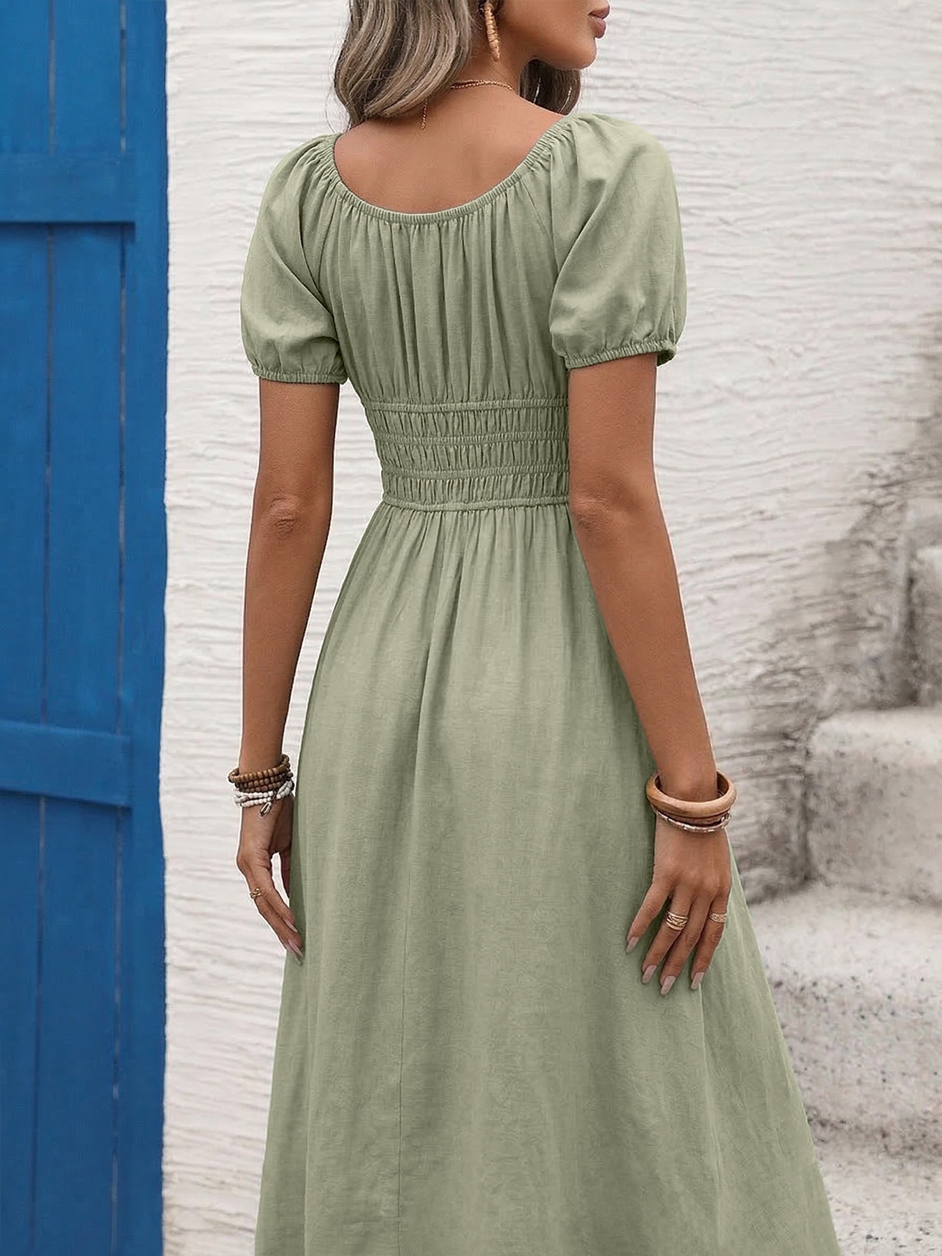 Abito lungo con maniche a sbuffo e scollo quadrato, con arricciature e scollo quadrato.