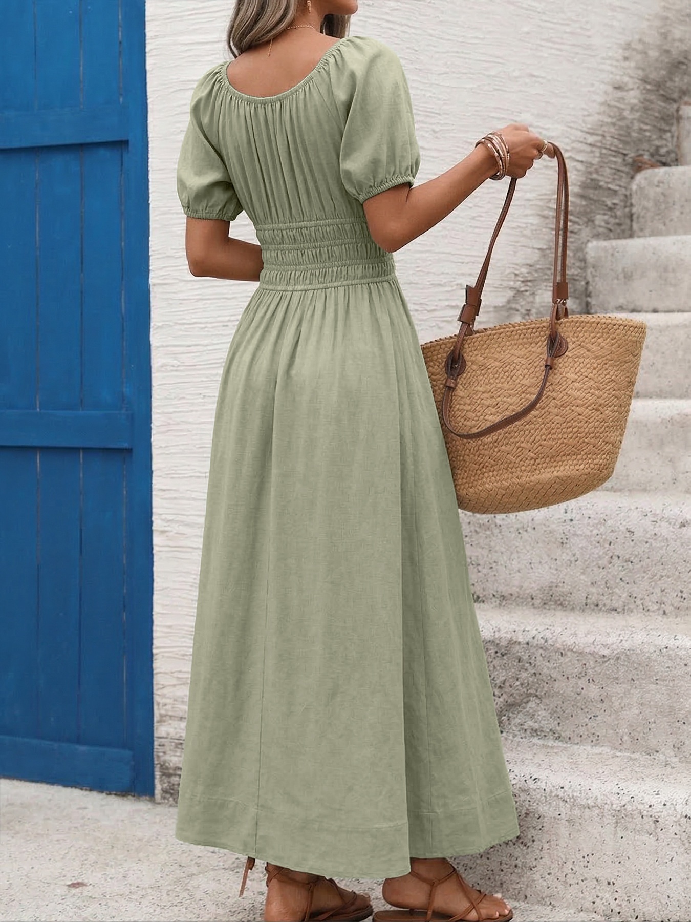 Abito lungo con maniche a sbuffo e scollo quadrato, con arricciature e scollo quadrato.