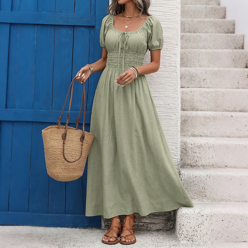 Abito lungo con maniche a sbuffo e scollo quadrato, con arricciature e scollo quadrato.