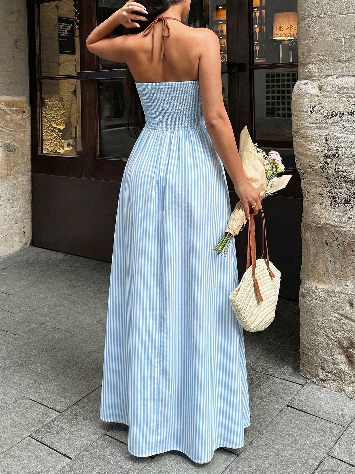 Abito lungo a righe con scollo all'americana e profonda scollatura a V.