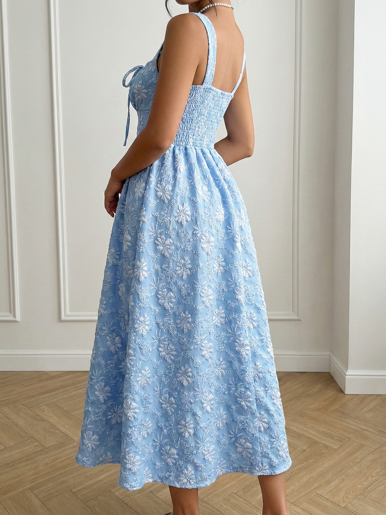 Abito midi azzurro chiaro con scollo quadrato e ricami floreali.