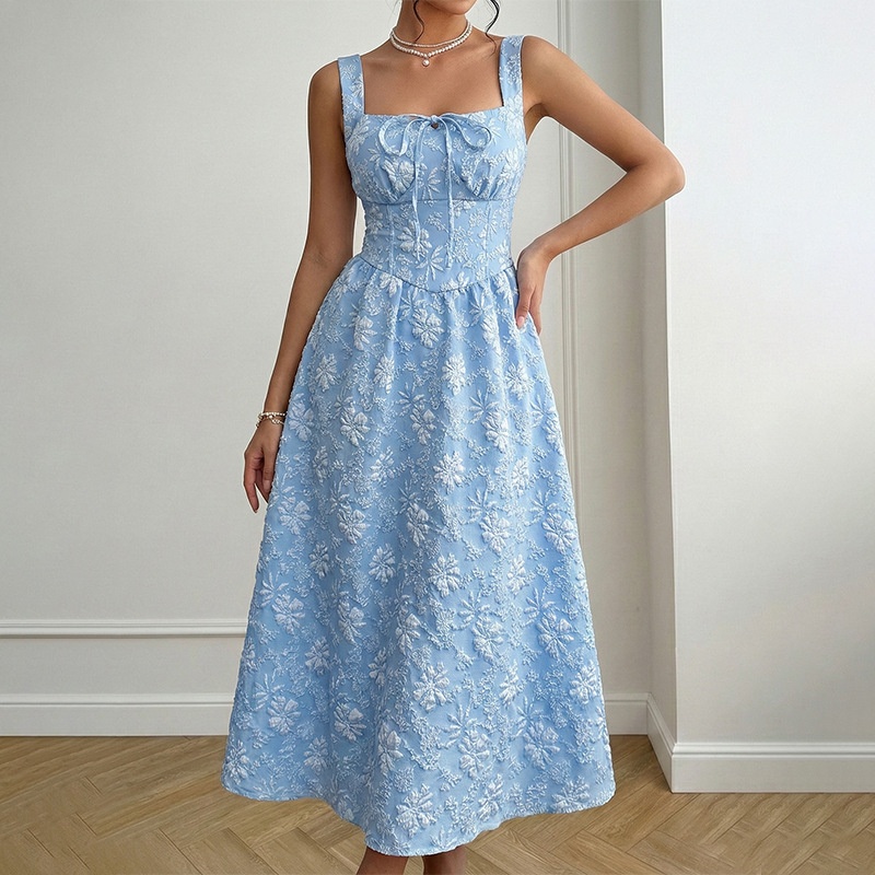 Abito midi azzurro chiaro con scollo quadrato e ricami floreali.