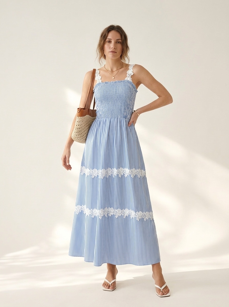 Robe longue rayée froncée avec bordure en dentelle