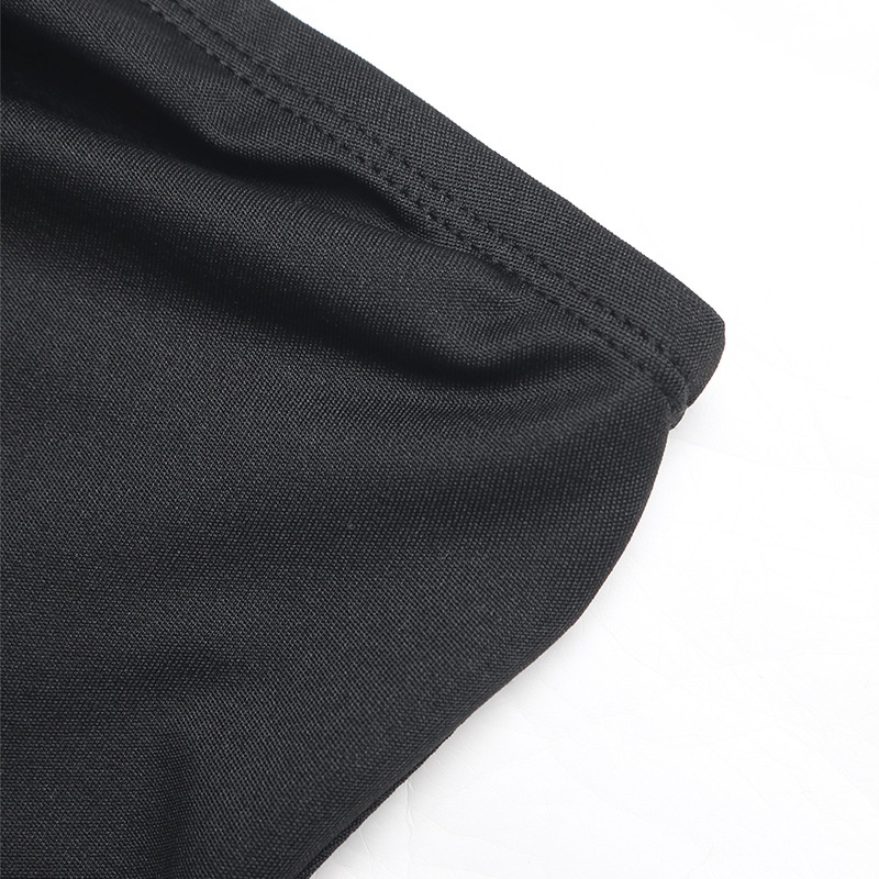 Elegante vestido largo negro sin tirantes con detalle de pañuelo.