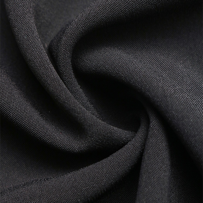 Elegante vestido largo negro sin tirantes con detalle de pañuelo.
