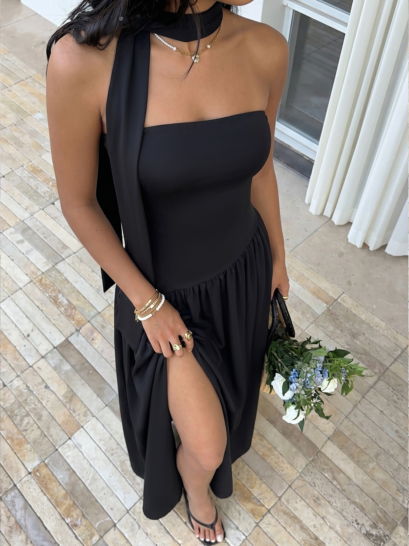 Elegante vestido largo negro sin tirantes con detalle de pañuelo.