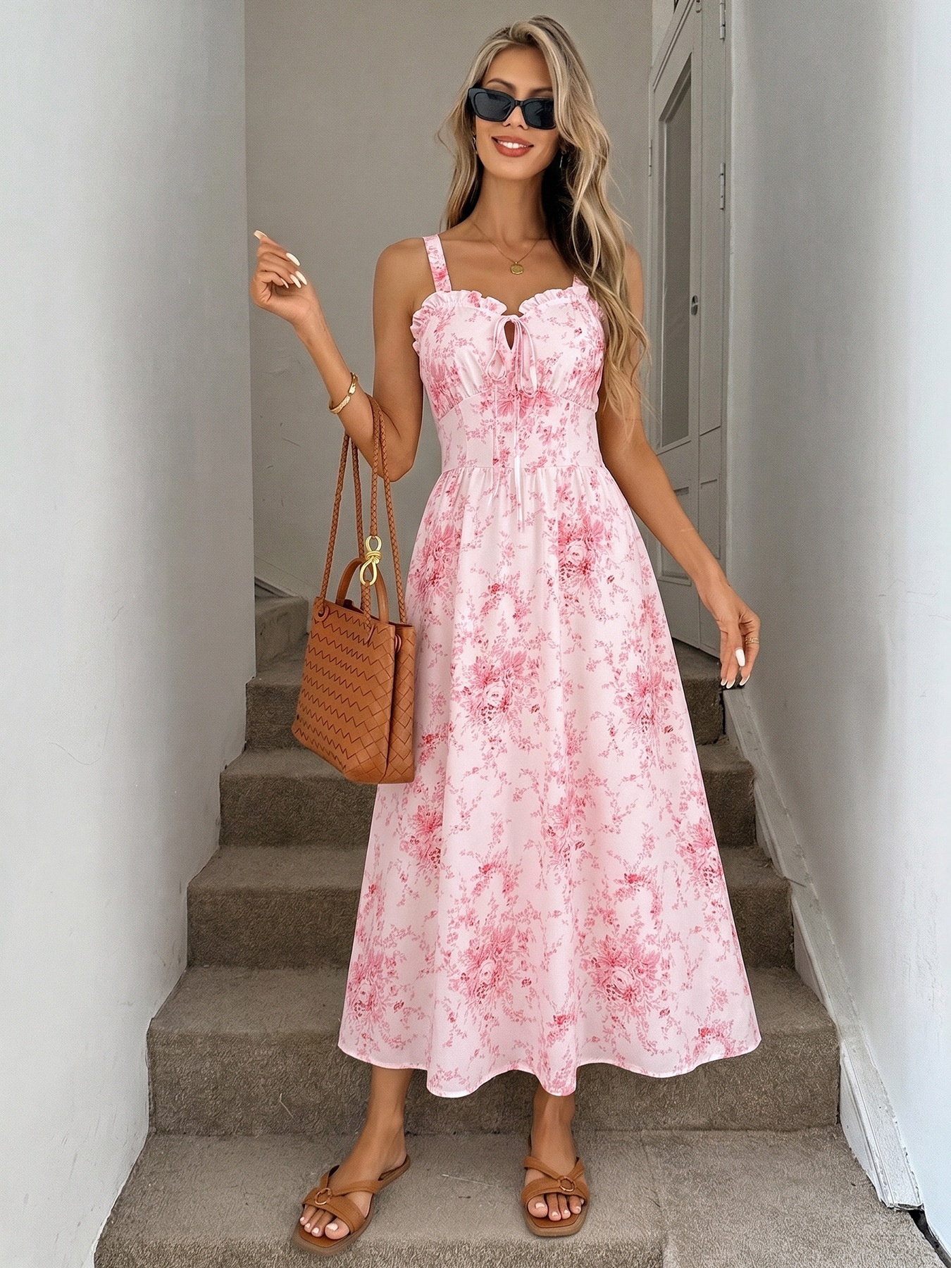 Vestido midi rosa con volantes y lazo frontal con estampado floral