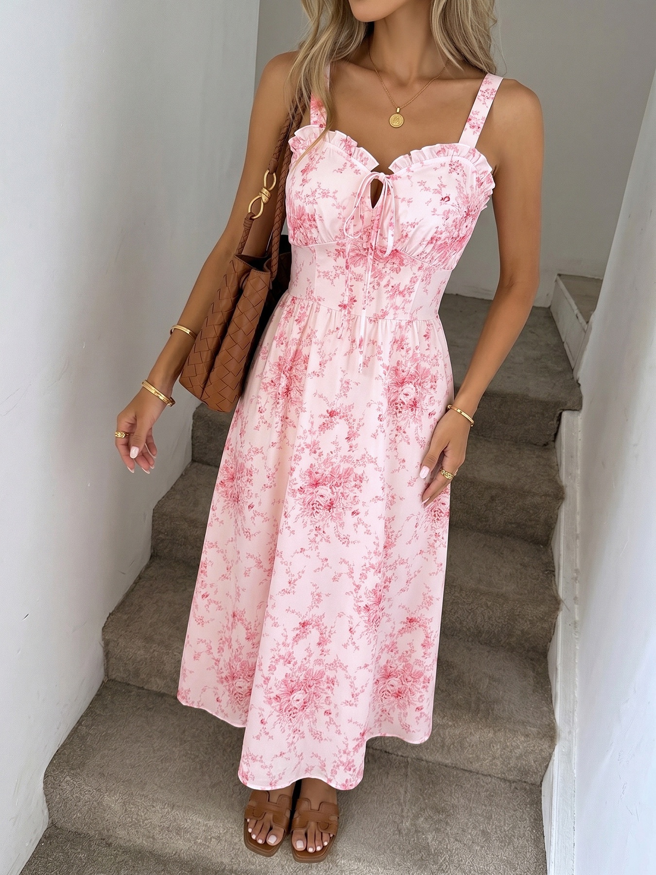 Vestido midi rosa con volantes y lazo frontal con estampado floral