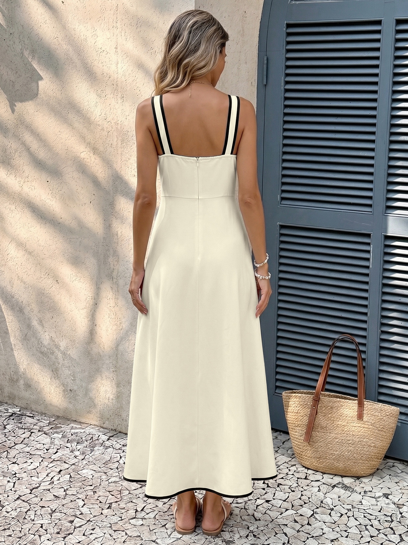 Elegante abito midi con fiocco sul davanti e profili a contrasto.