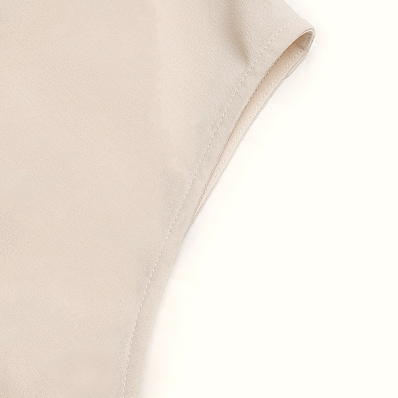Abito midi beige senza maniche con cintura e rifiniture in perle.