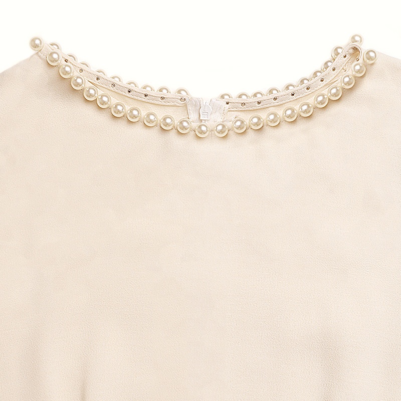 Abito midi beige senza maniche con cintura e rifiniture in perle.