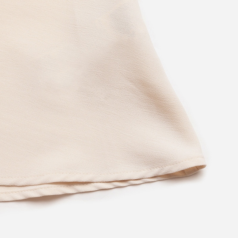 Abito midi beige senza maniche con cintura e rifiniture in perle.