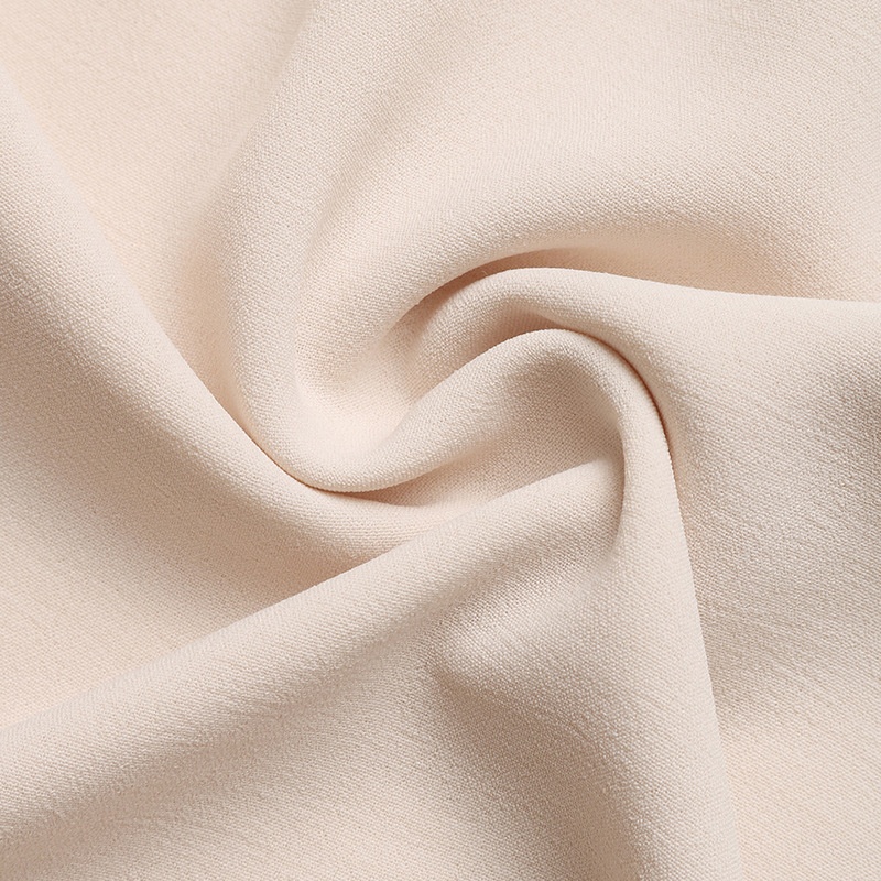 Abito midi beige senza maniche con cintura e rifiniture in perle.