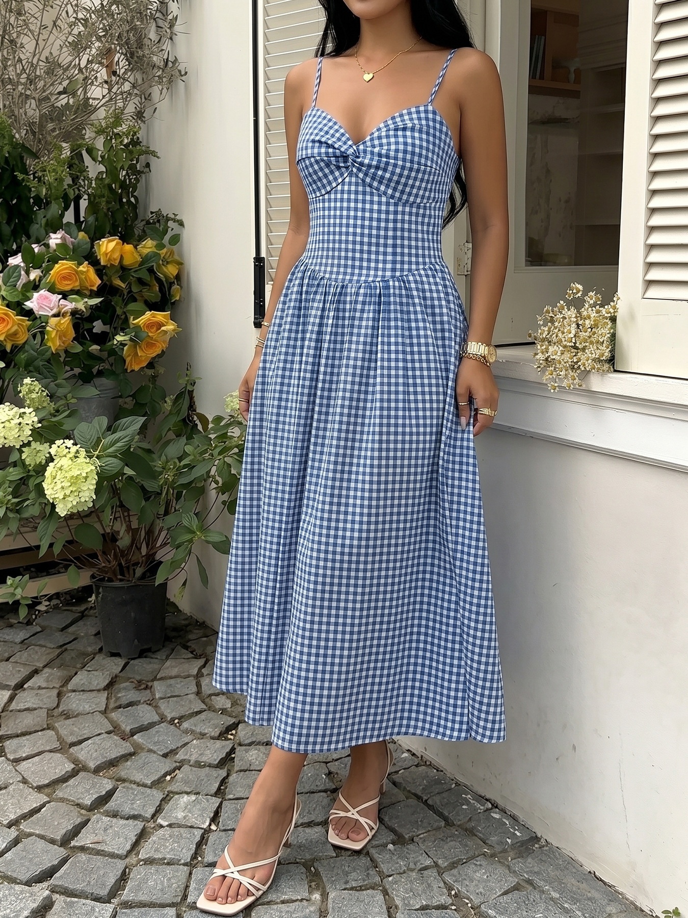 Abito midi a quadri blu con spalline sottili e scollo a cuore